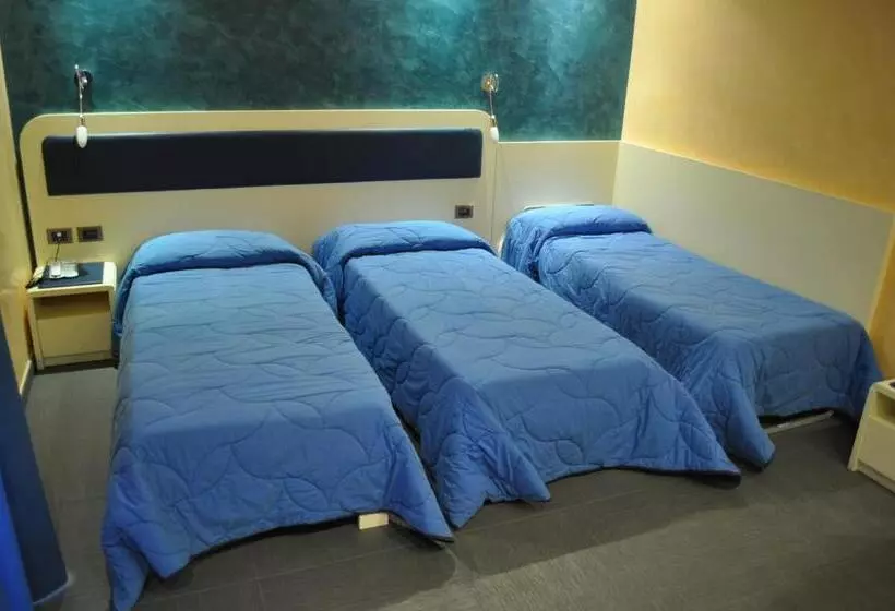 اتاق استاندارد سه نفره, Aerhotel Phelipe