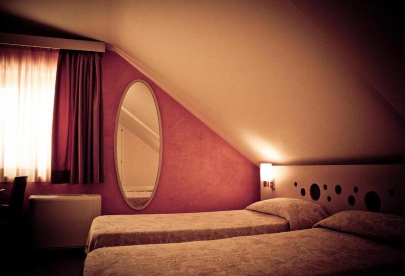 Номер Стандарт Трехместный, Aerhotel Phelipe