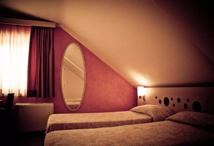 اتاق استاندارد سه نفره, Aerhotel Phelipe