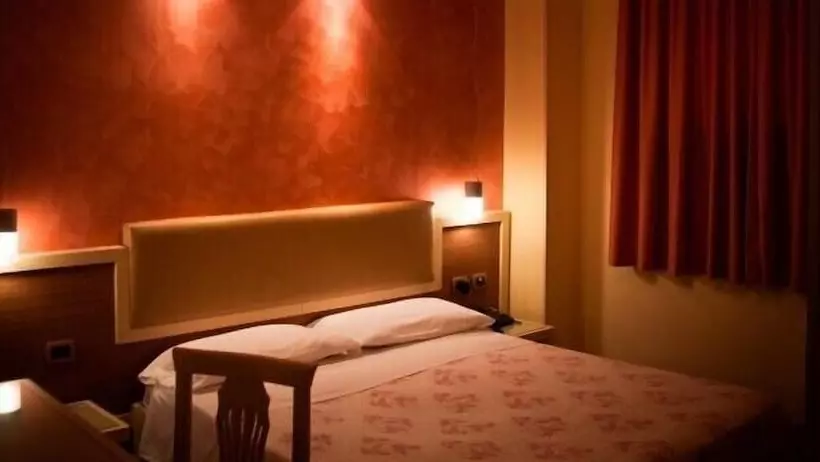 اتاق استاندارد سه نفره, Aerhotel Phelipe