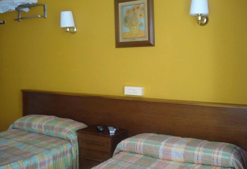 Camera Tripla Standard, Hostal Central Zaragoza