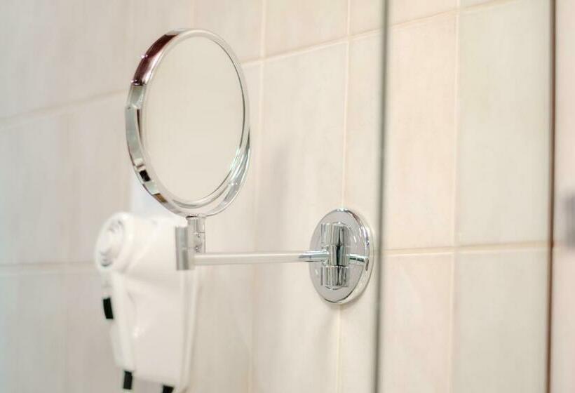 标准单人间, Goldener Hirsch