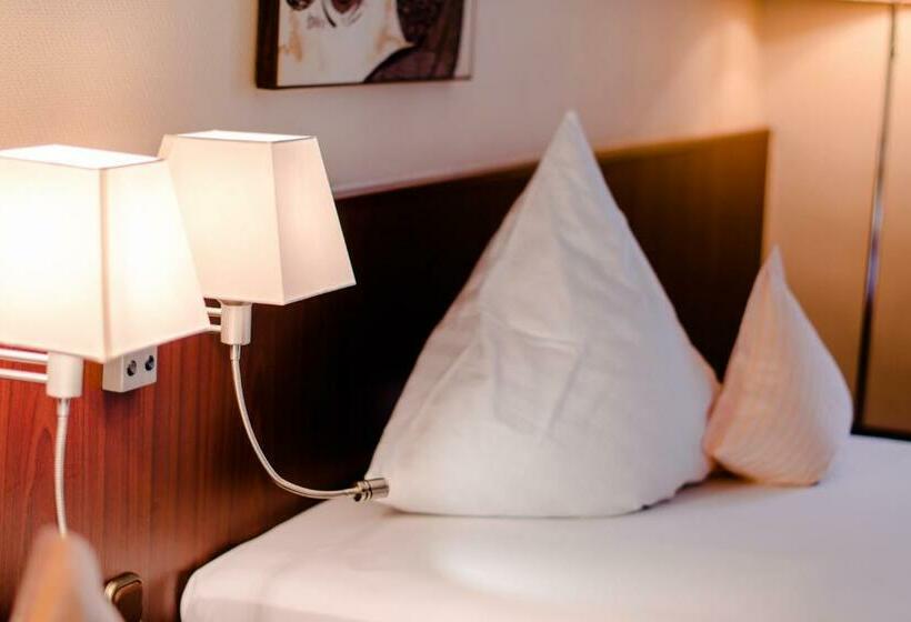 标准单人间, Goldener Hirsch