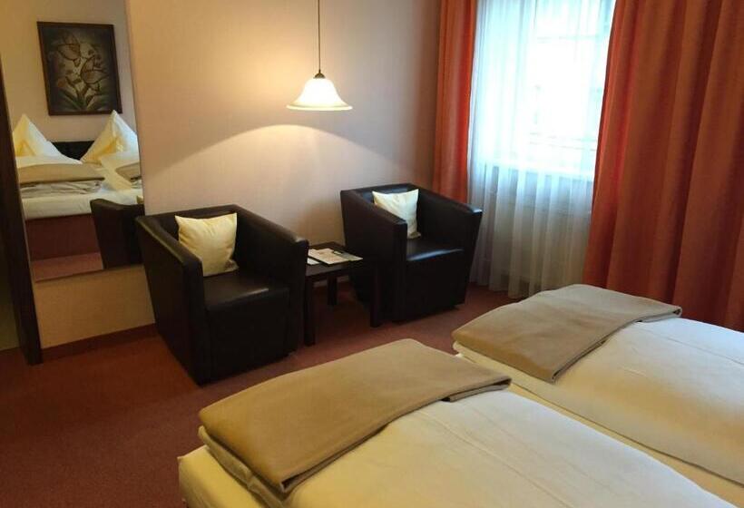 标准间, Goldener Hirsch