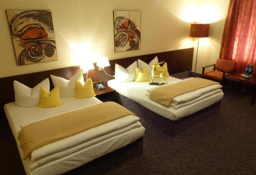 标准三人间, Goldener Hirsch