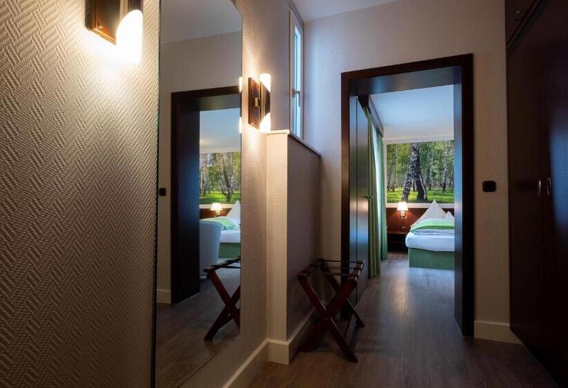 标准三人间, Goldener Hirsch