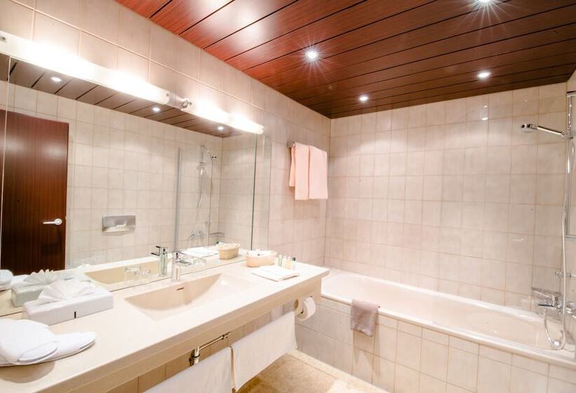 标准单人间, Goldener Hirsch