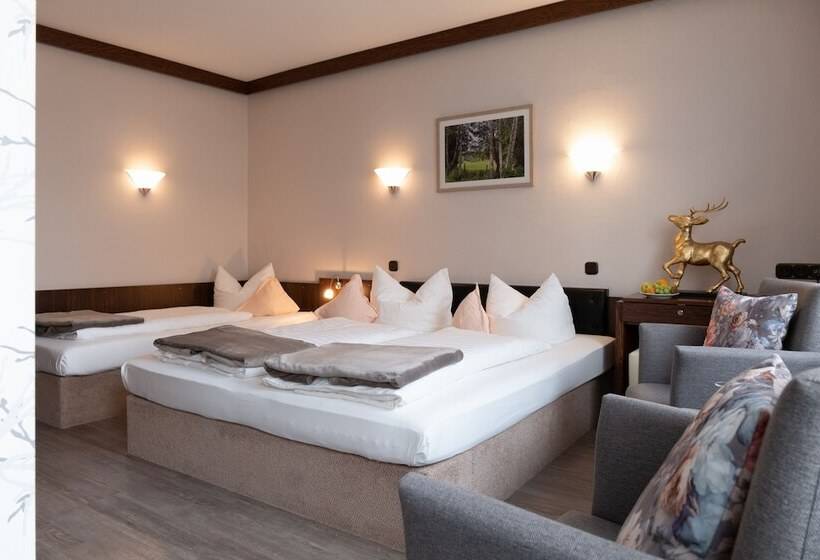 标准三人间, Goldener Hirsch