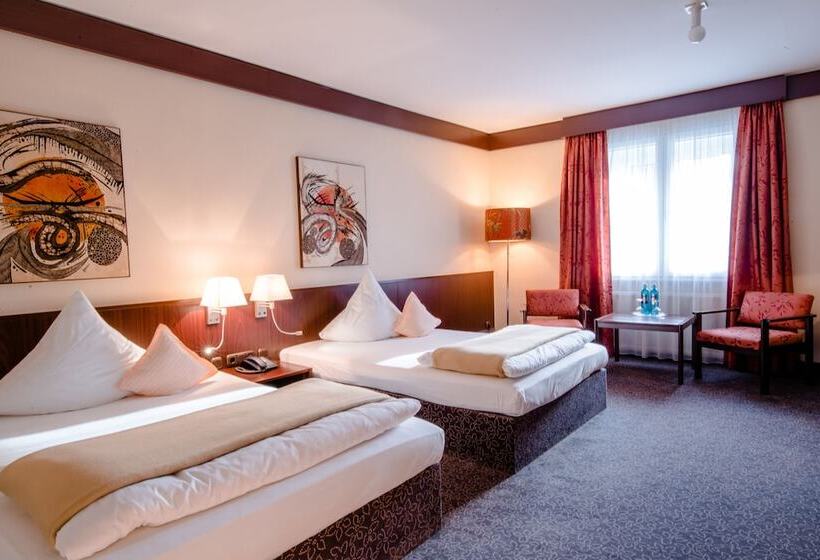 标准三人间, Goldener Hirsch