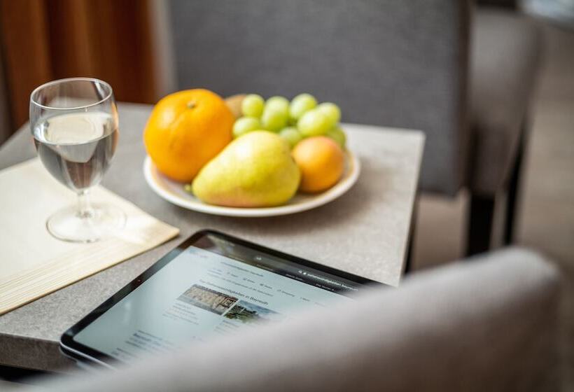 标准三人间, Goldener Hirsch