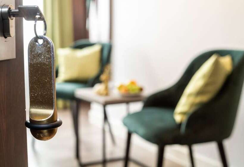 标准三人间, Goldener Hirsch