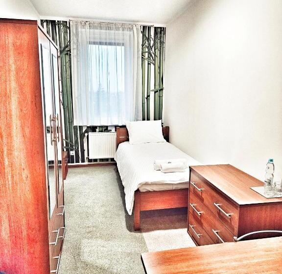 标准单人间, I Restauracja W Luboniu