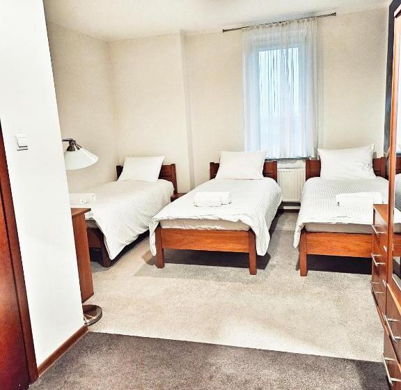 标准三人间, I Restauracja W Luboniu