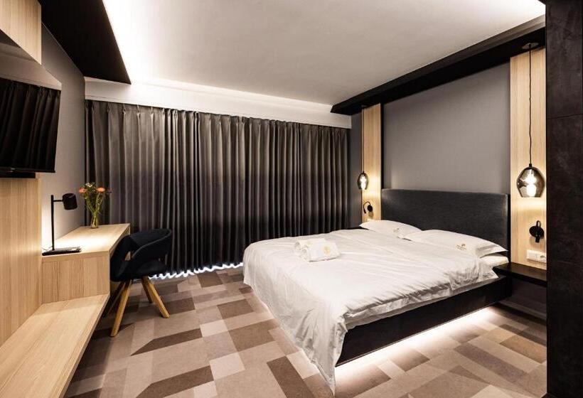 Superior-huone, Phoenix7