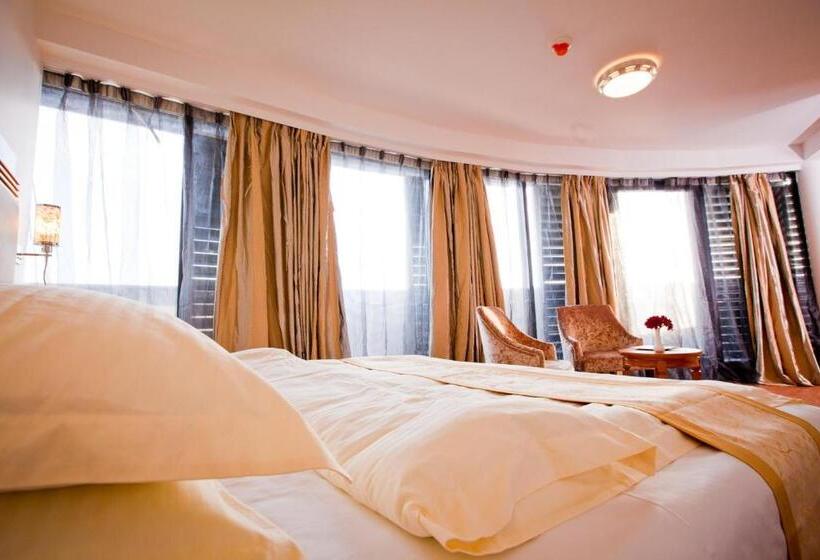 Juniorsviitti, Phoenix7