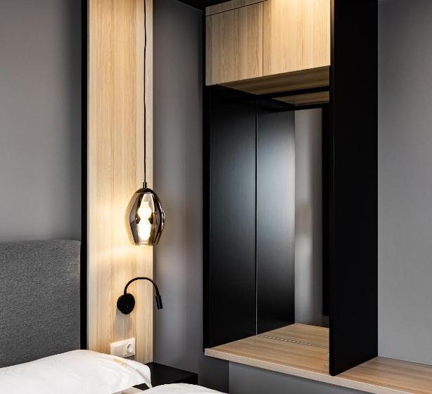 Superior-huone, Phoenix7