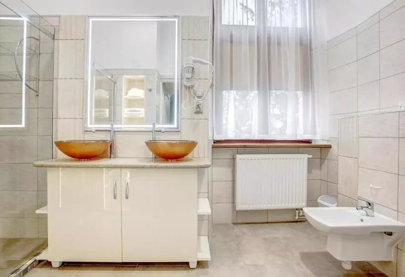 Huoneisto 1 Makuuhuone, Przy Oślej Bramie   Zamek Książ
