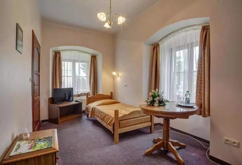 Standard Yhden Hengen Huone, Przy Oślej Bramie   Zamek Książ