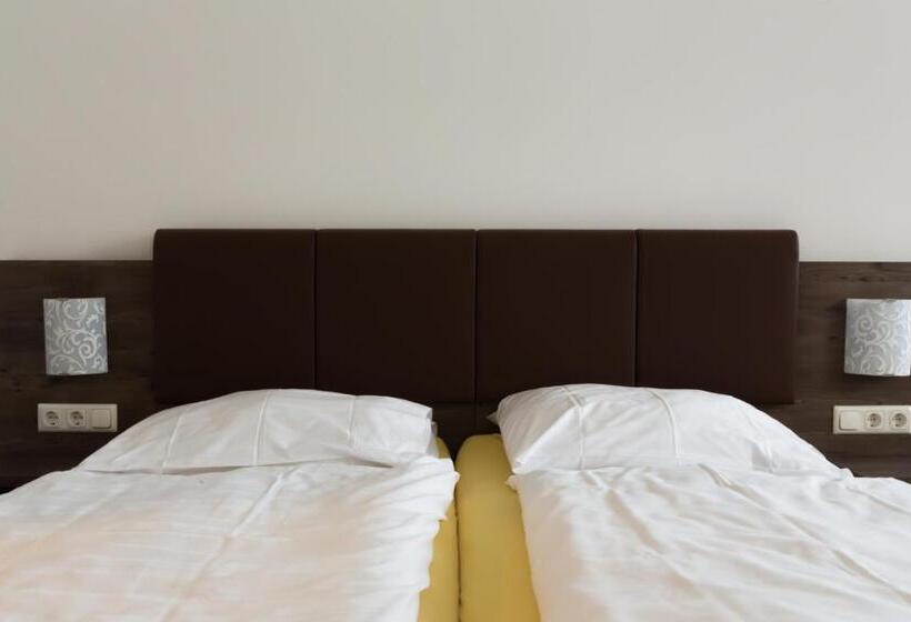 Номер Стандарт, Vinothek Schwarzer Adler