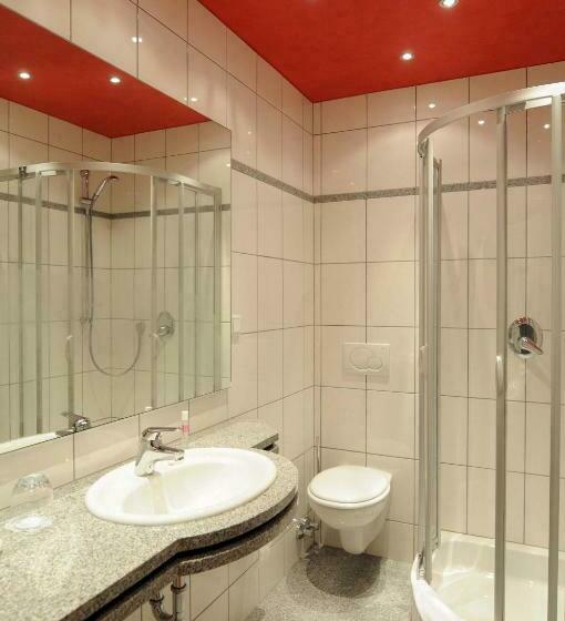 标准单人间, Zur Krone