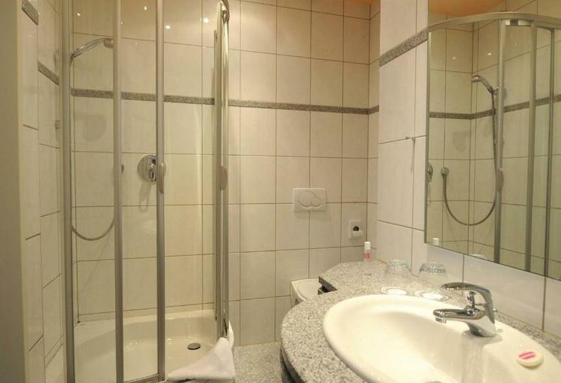 标准单人间, Zur Krone