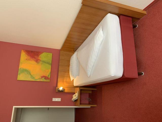 标准单人间, Zur Krone