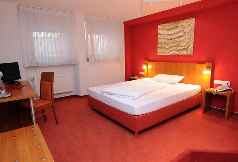 标准三人间, Zur Krone