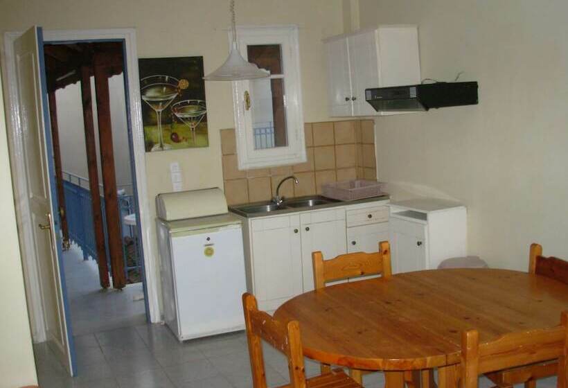 غرفة قياسية رباعية, Louisa Apartments