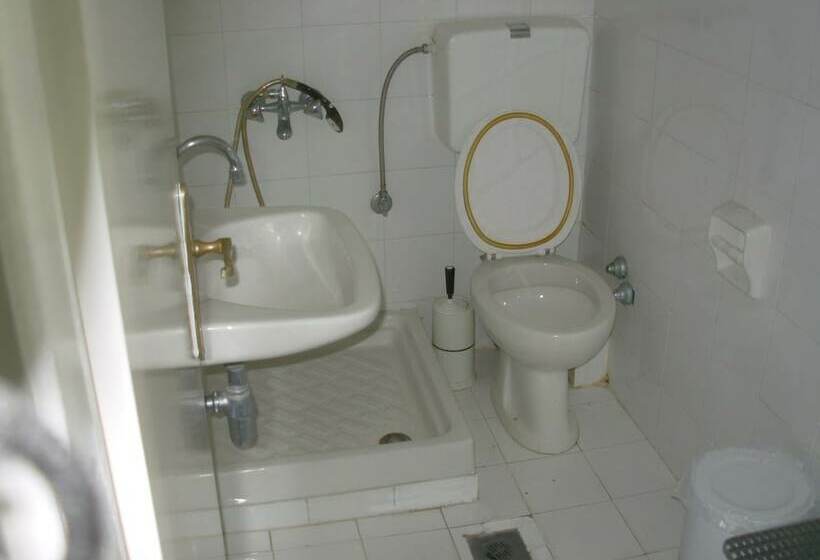 غرفة قياسية رباعية, Louisa Apartments