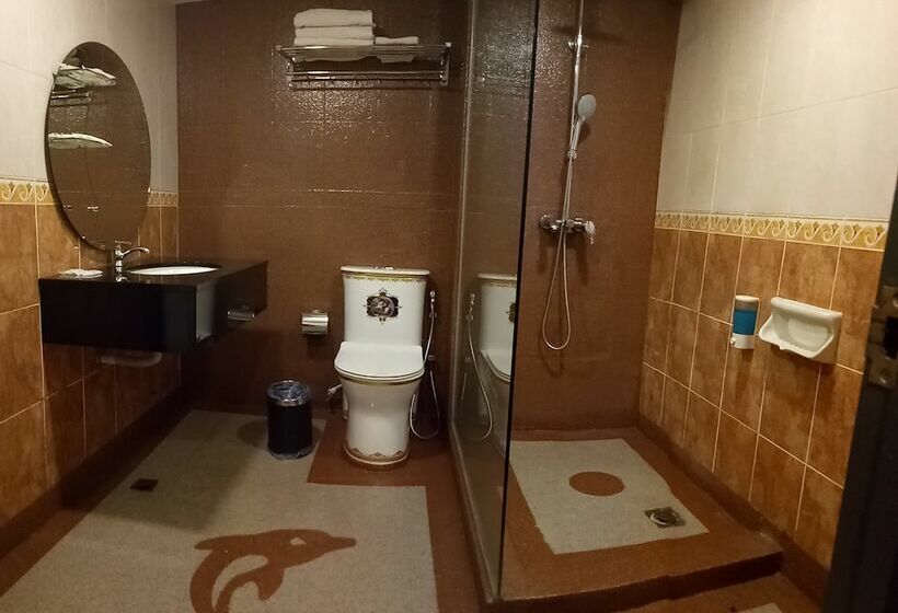 חדר דלוקס לשלושה, Golden Nasmir