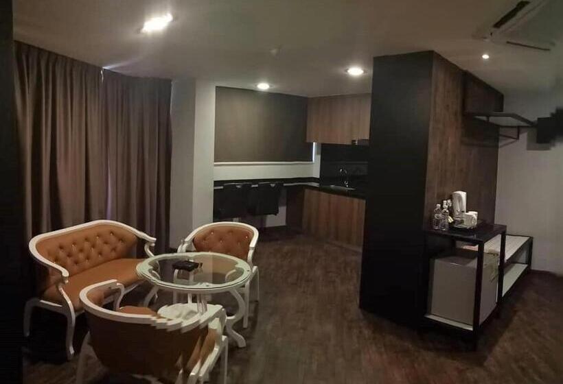 סוויטה אקזקיוטיב, Golden Nasmir