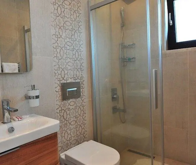 اتاق لوکس با چشم‌انداز استخر, Egehan Butik Otel