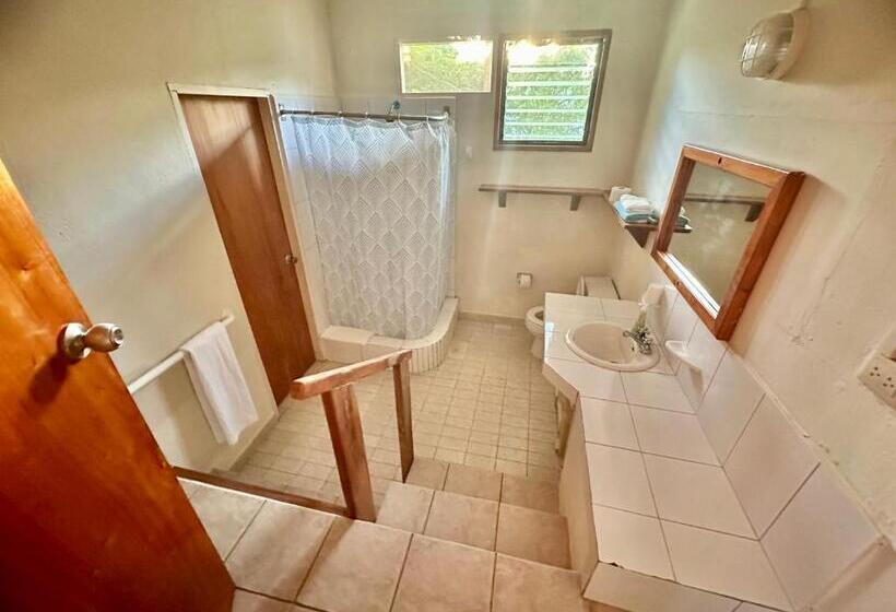 اتاق استاندارد سه تخته با چشمانداز باغ, Jean's Home