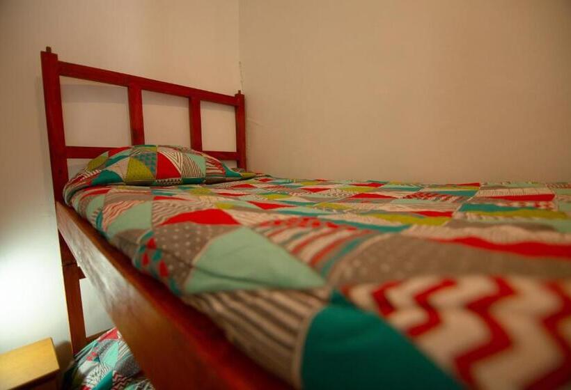 اتاق استاندارد با سرویس بهداشتی مشترک, La Casa Del Puerto, Hostal Cultural, Cerro Alegre