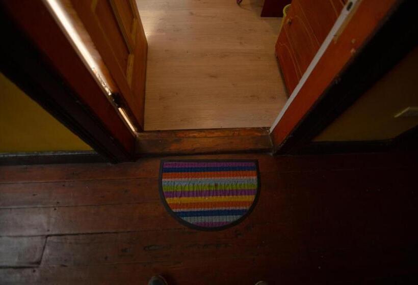 اتاق استاندارد با سرویس بهداشتی مشترک, La Casa Del Puerto, Hostal Cultural, Cerro Alegre