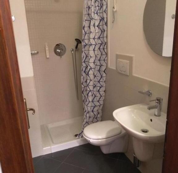 اتاق خانوادگی, Affittacamere Iris