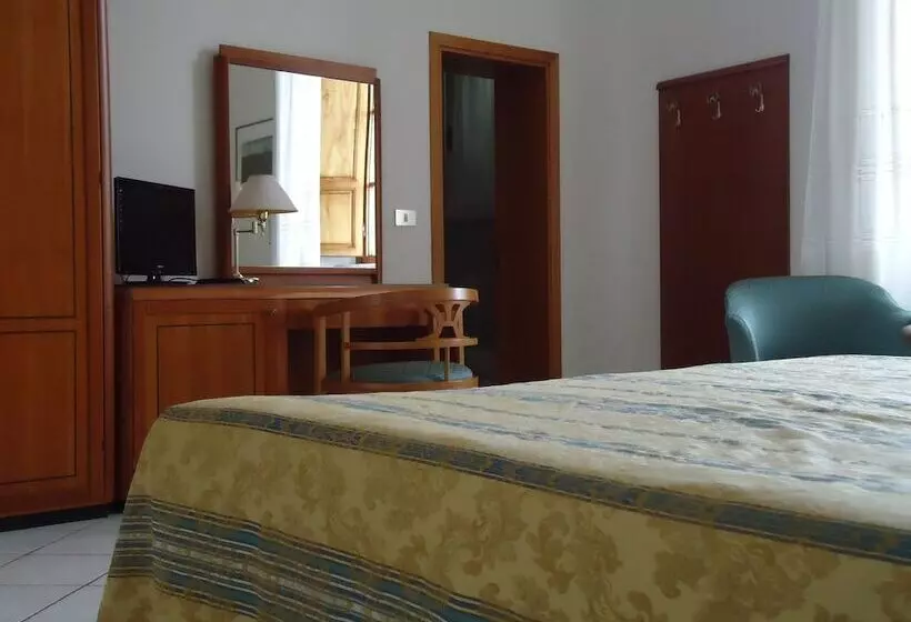 Standard Kolmen Hengen Huone, Albergo Roma