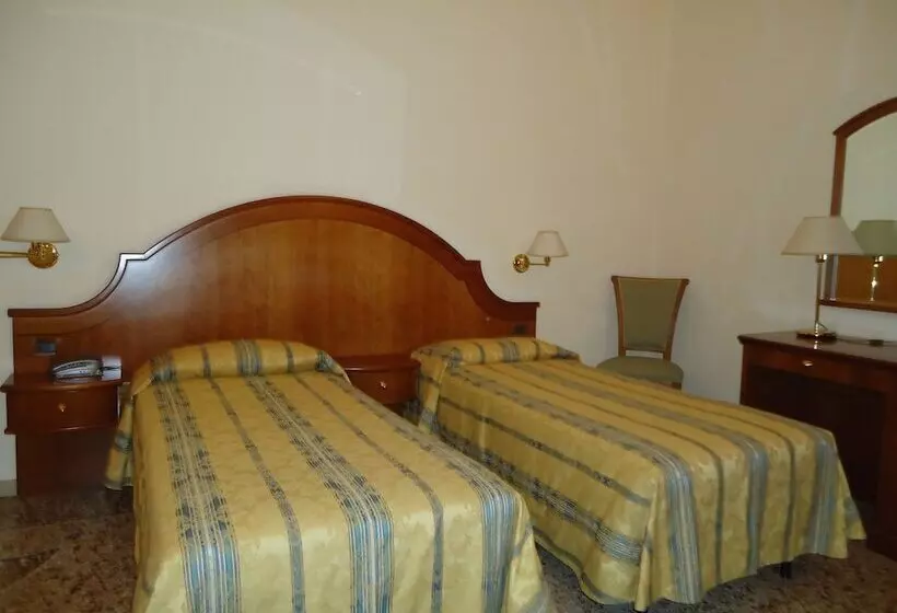 Standard Kolmen Hengen Huone, Albergo Roma