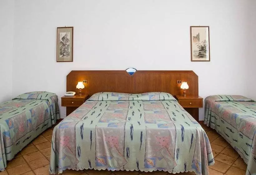 Standard Neljän Hengen Huone, Albergo Roma