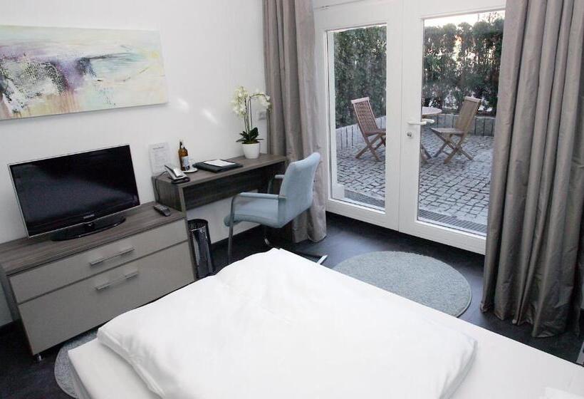 标准单人间, Am Hof