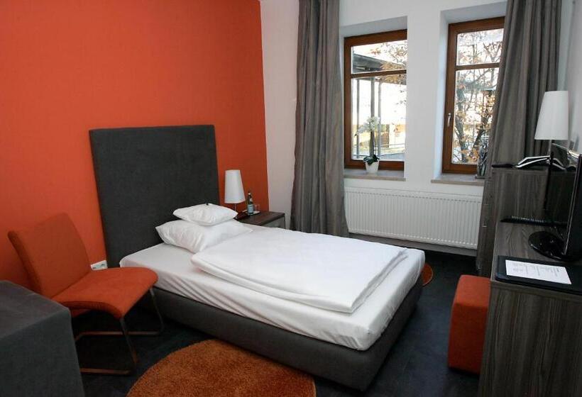 标准单人间, Am Hof