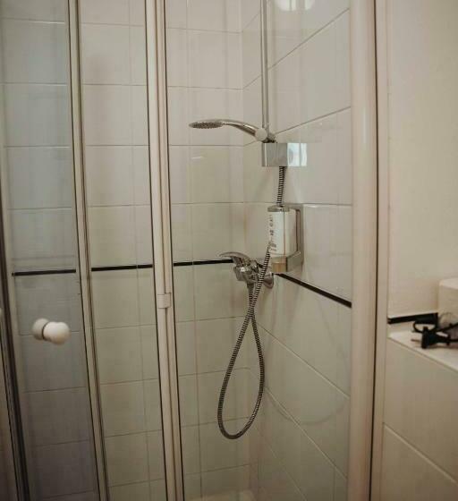 标准单人间, Am Wallgraben