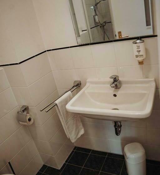 标准单人间, Am Wallgraben