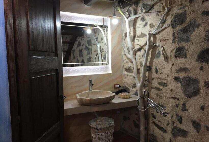 סוויטת ג'וניור, Anticos Palathos