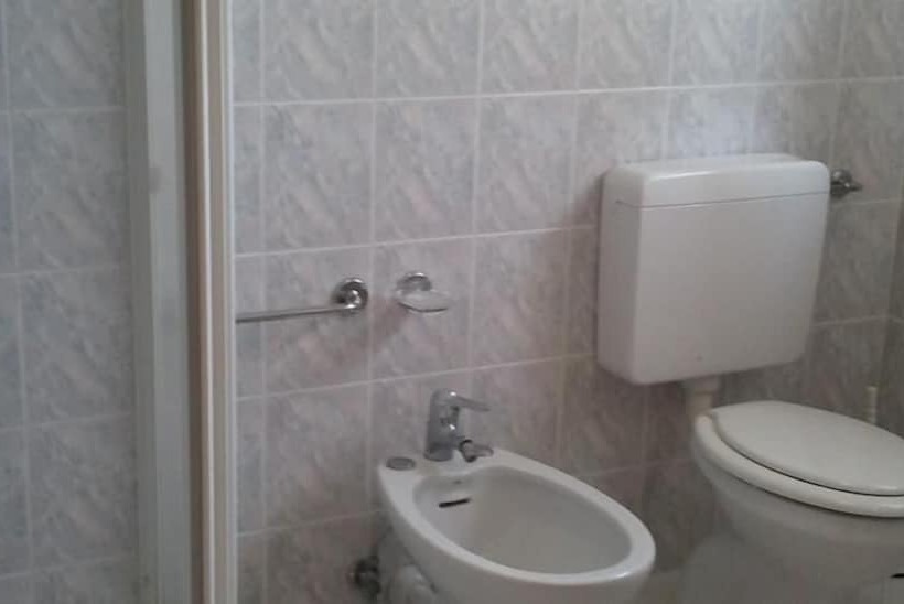 חדר סטנדרט לשלושה, Berna