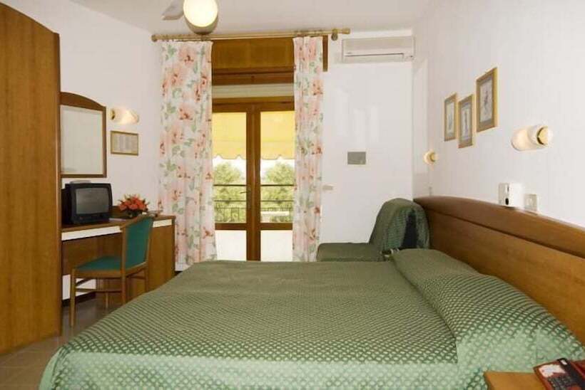 חדר סטנדרט לשלושה, Berna