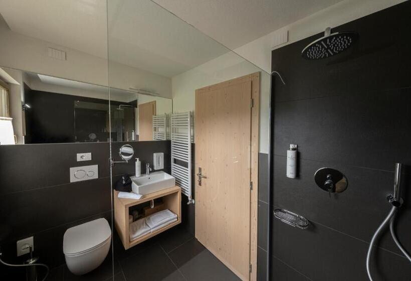 חדר סופריור, Canada