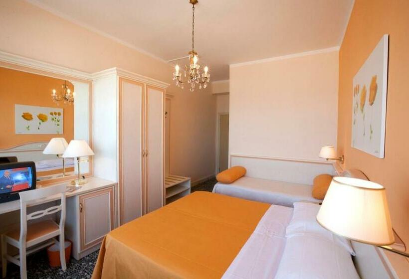 חדר סטנדרט לשלושה, Hollywood