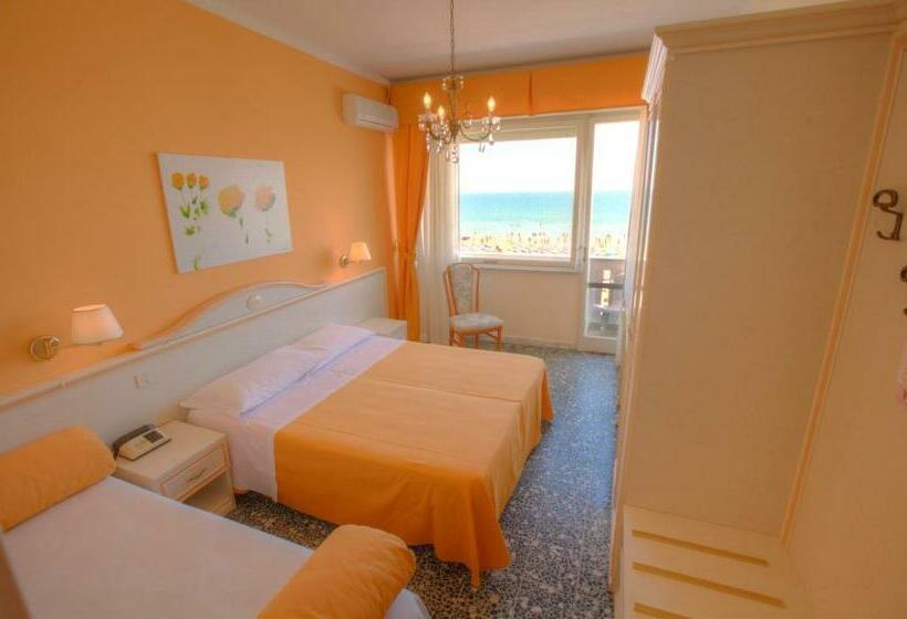 חדר סטנדרט לשלושה, Hollywood