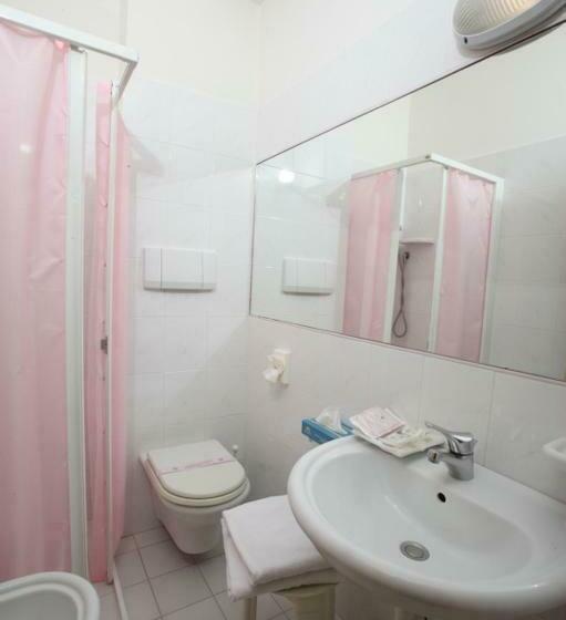 חדר סטנדרט לשלושה, Hollywood